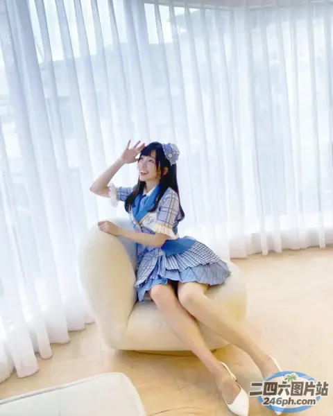 坐在椅子上的蓝色连衣裙的 araffe 女孩