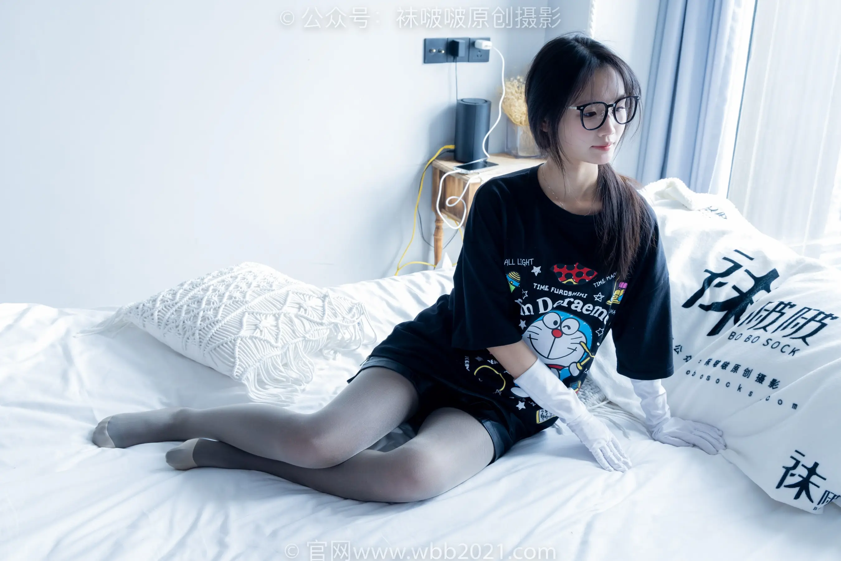 有个女人坐在床上，床上有个枕头
