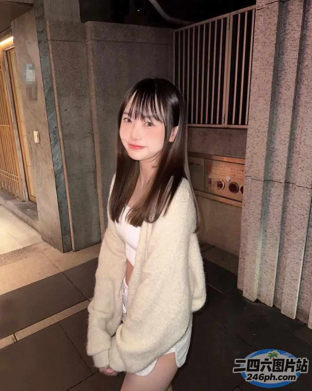 走廊里站着一个穿着白色毛衣的女人