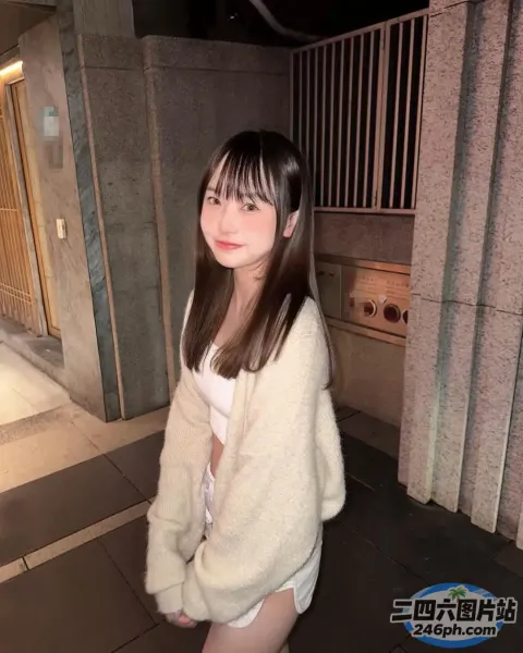 走廊里站着一个穿着白色毛衣的女人