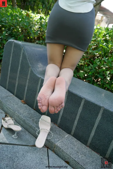 有个女人站在长凳上，双脚抬起