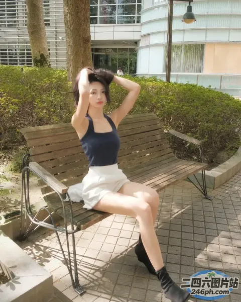 阿拉菲女子坐在公园的长椅上，双手抱头