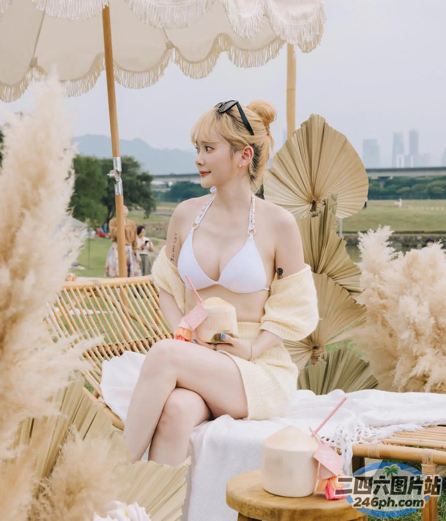 穿着白色比基尼坐在木凳上的阿拉伯女