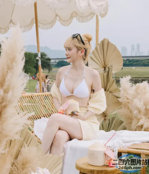 穿着白色比基尼坐在木凳上的阿拉伯女