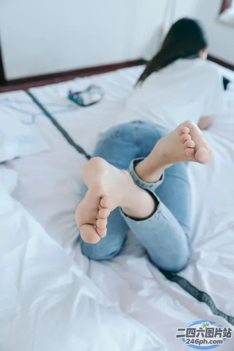 有个女人躺在床上，双脚抬起