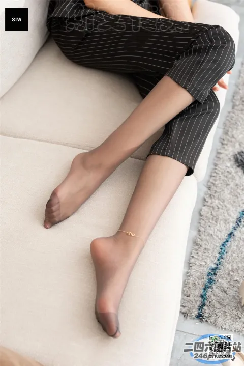 阿拉菲坐在沙发上，双腿交叉