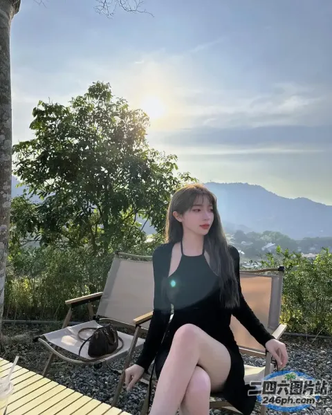 有一位身穿黑色连衣裙的女士坐在椅子上