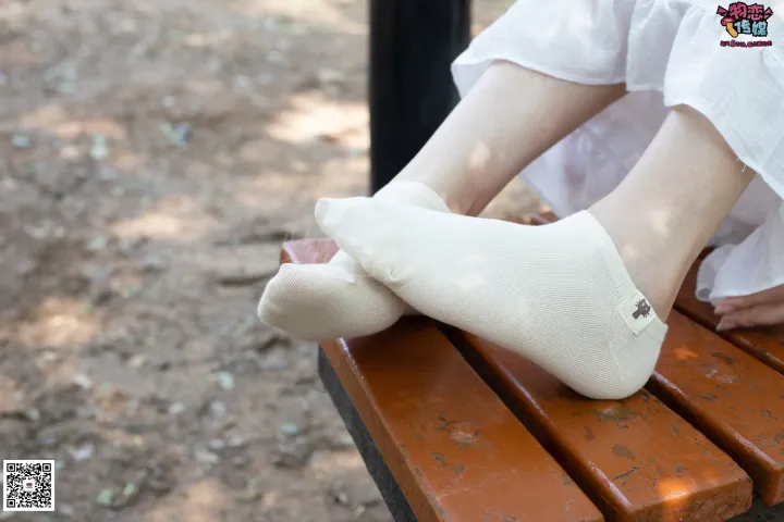 在公园的长凳上打着石膏的 arafed foot