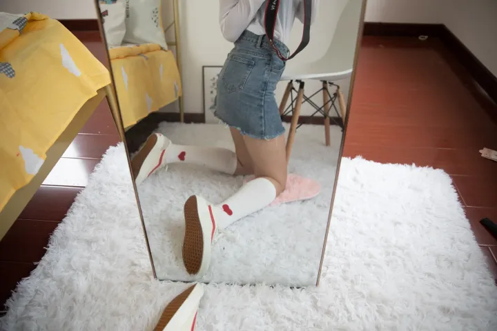 有一个女人站在镜子前