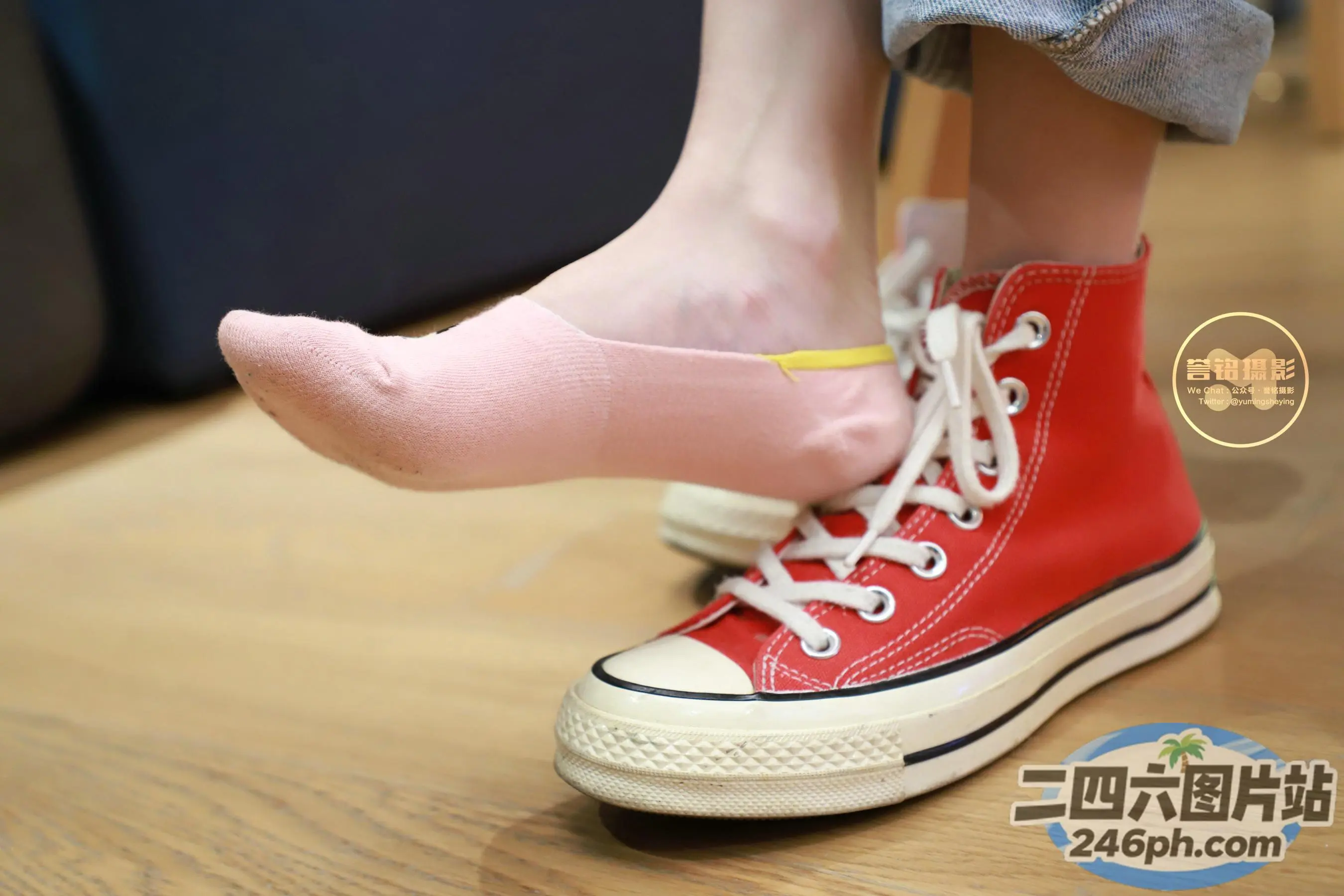 红色的阿拉夫斯脚与黄色鞋带交谈