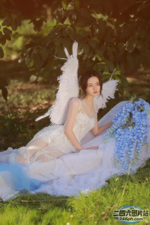 穿着白色连衣裙的 arafed 女人坐在毯子上，手里拿着一束花
