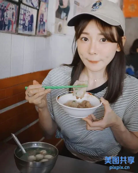 女子在餐厅用勺子吃一碗食物