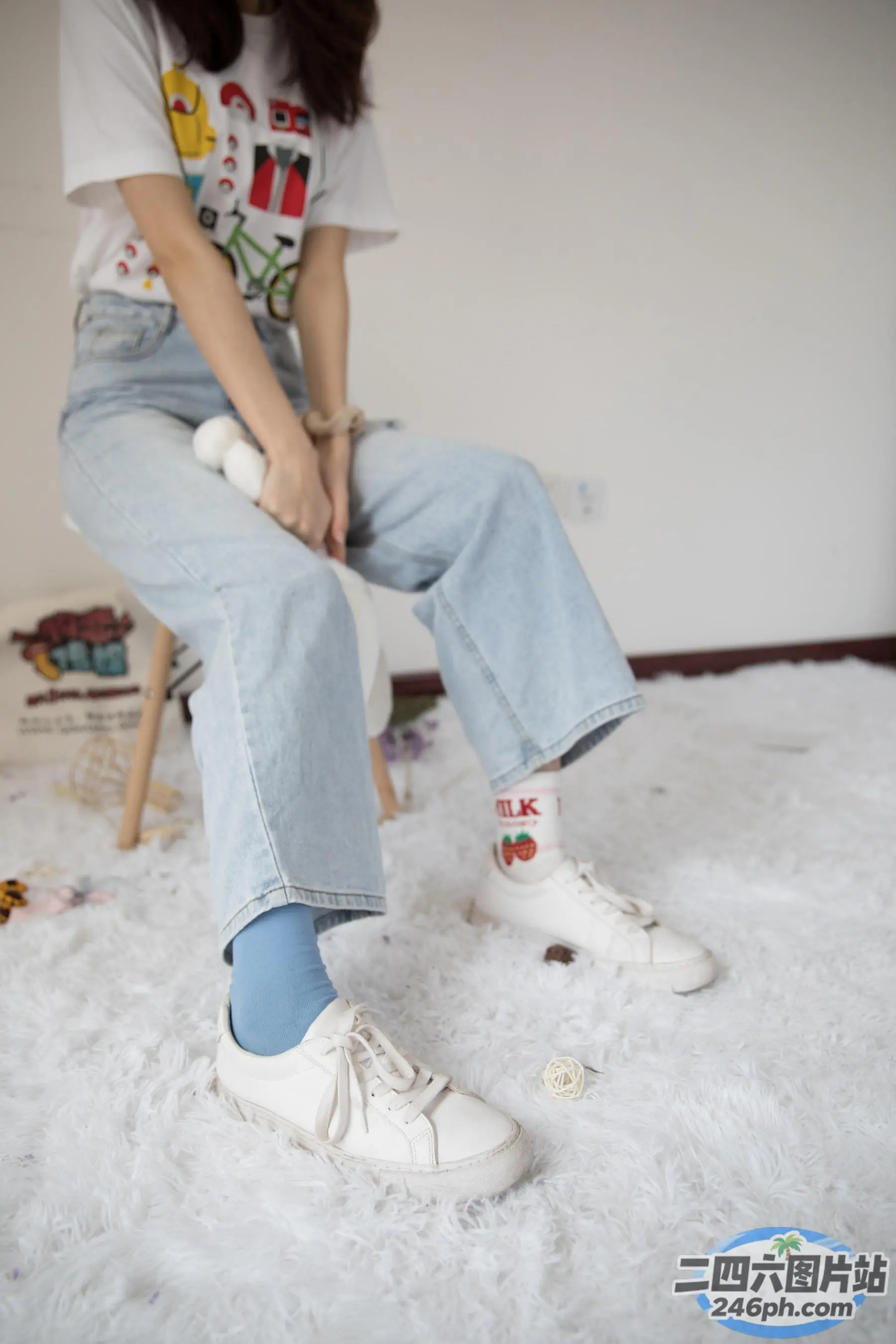 有个女人坐在椅子上，双脚抬起