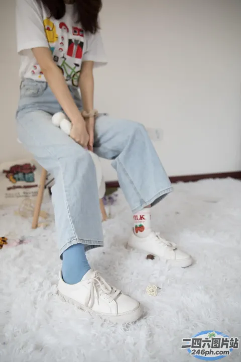 有个女人坐在椅子上，双脚抬起