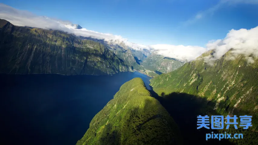 湖光山色，天空中云彩