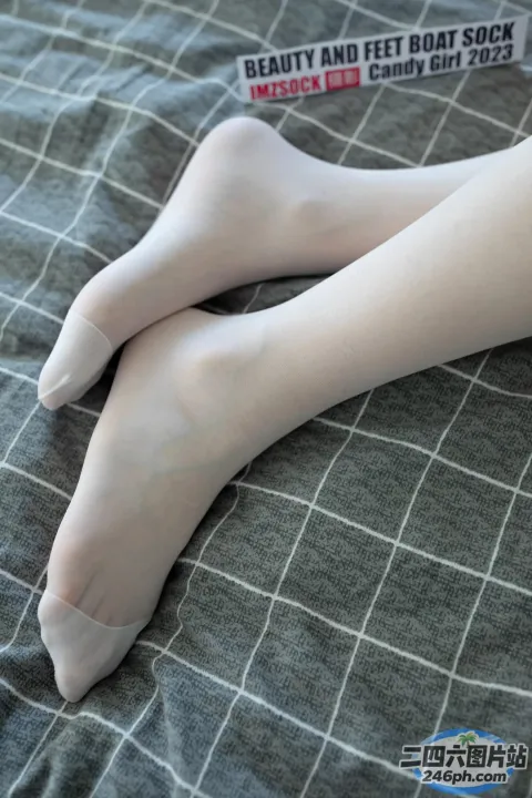 有一个女人的腿在床上