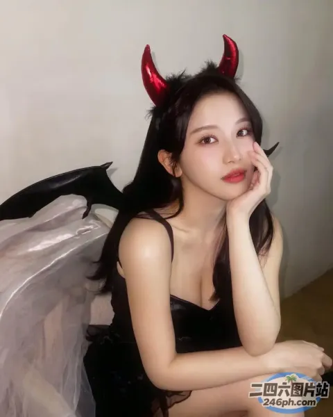 穿着带角的黑色连衣裙和黑色连衣裙的 arafed 女人