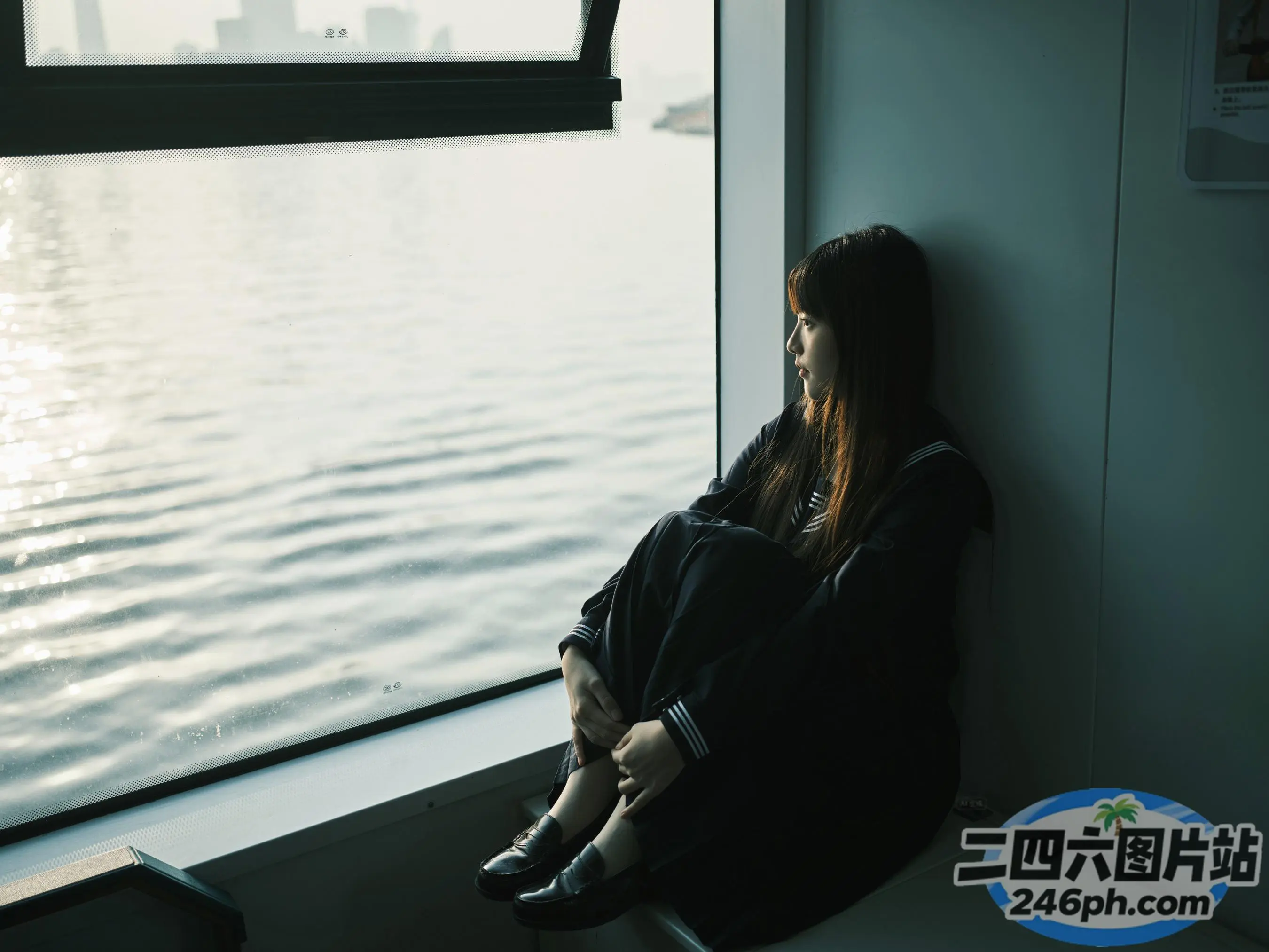 有个女人坐在窗台上望着外面的水面