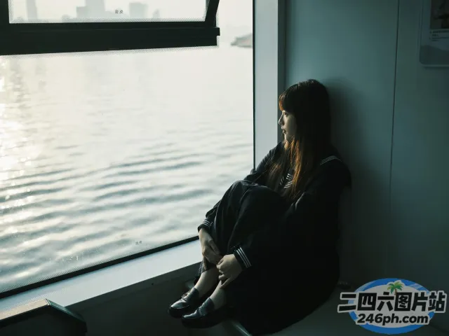 有个女人坐在窗台上望着外面的水面