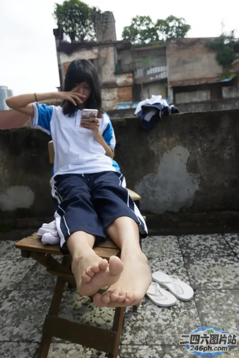 有个女人坐在椅子上，双脚抬起