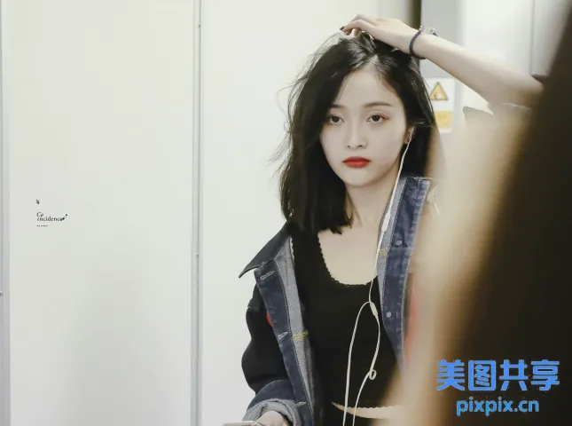 有一个女人站在镜子前