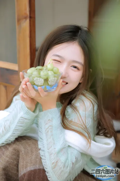 阿拉夫德亚洲女孩面前举着一碗葡萄