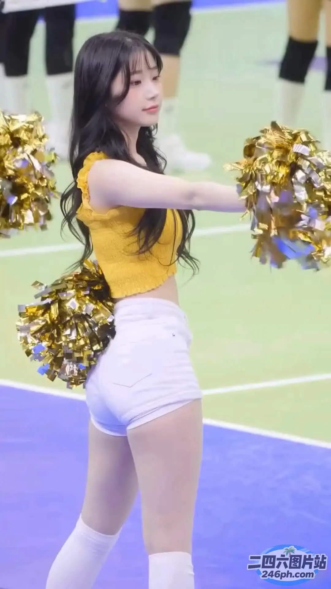 拿着绒球的人的特写
