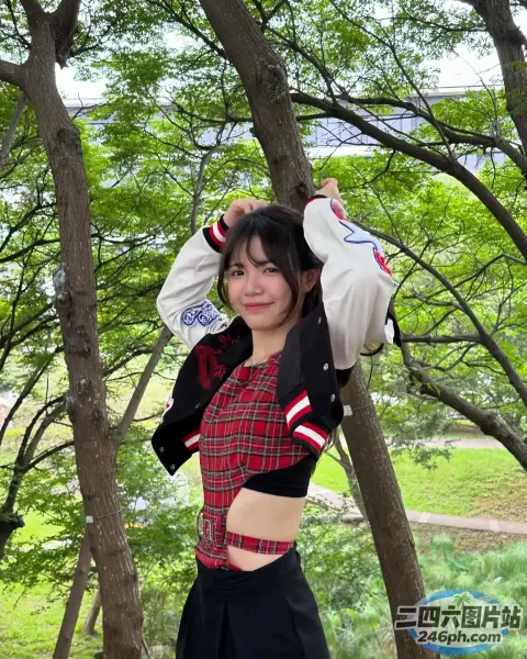 有一个女人在树林里摆姿势