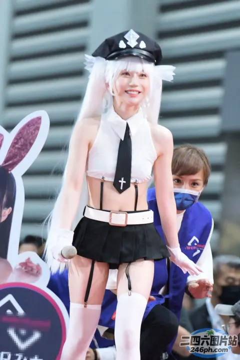 有一个穿着戏服的女人走在街上