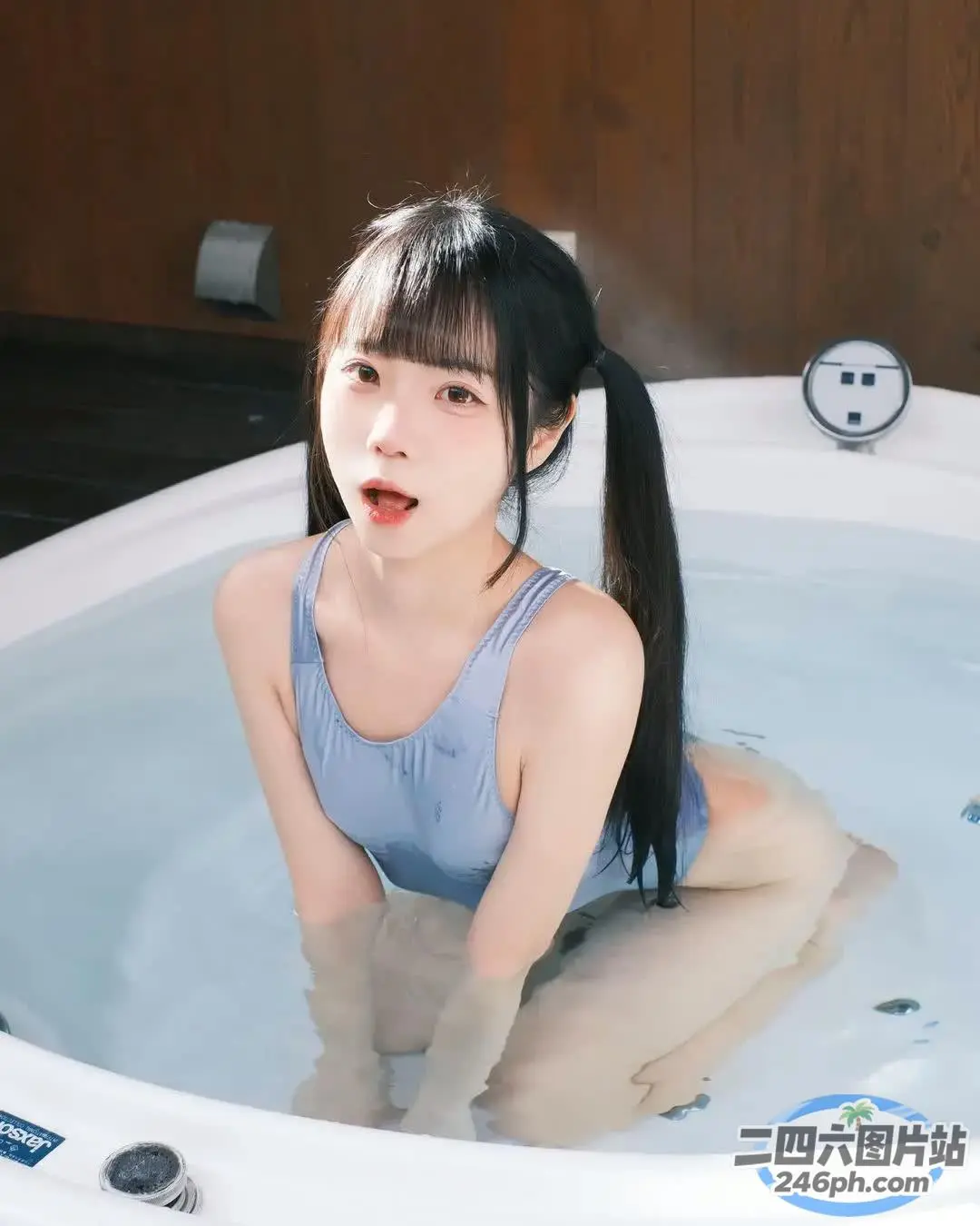 一个扎着马尾辫的女人在浴缸里的特写
