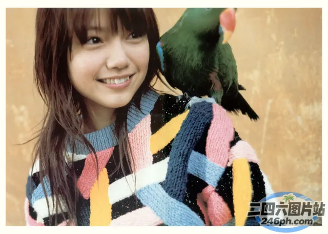 Araffe on a Woman' Shoulder with a Bird on Her Shoulder （耽搁在女人肩膀上的一只鸟）