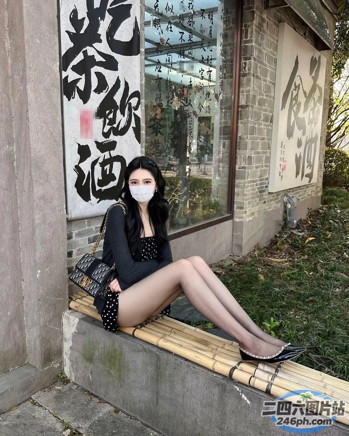 阿拉菲坐在长凳上，脸上戴着口罩