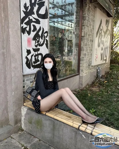 阿拉菲坐在长凳上，脸上戴着口罩