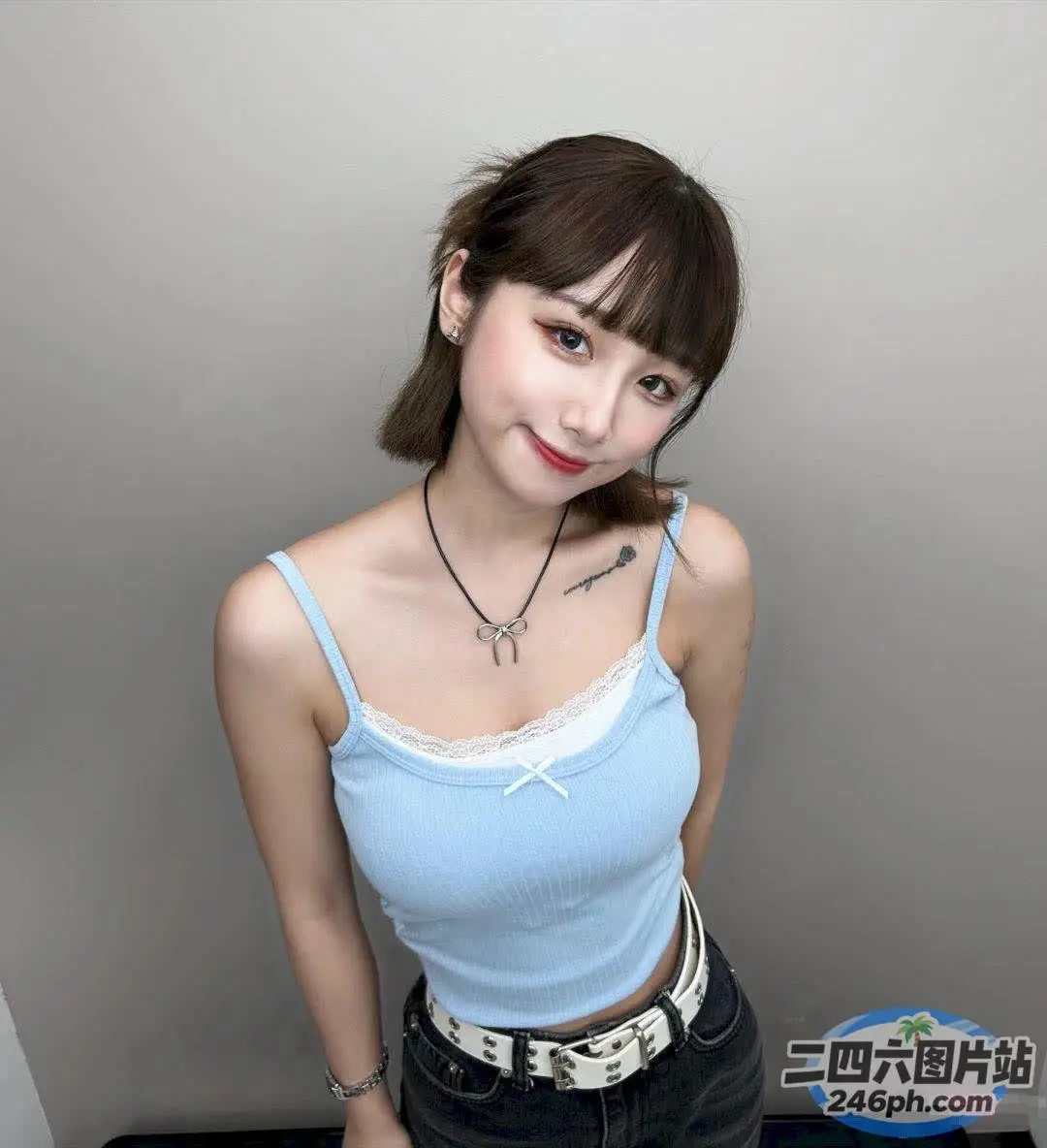 一个穿着蓝色上衣和黑色裤子的女人的特写