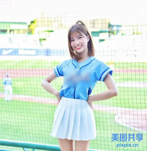 身穿蓝色衬衫和白色裙子的 Arafed 女子合影留念