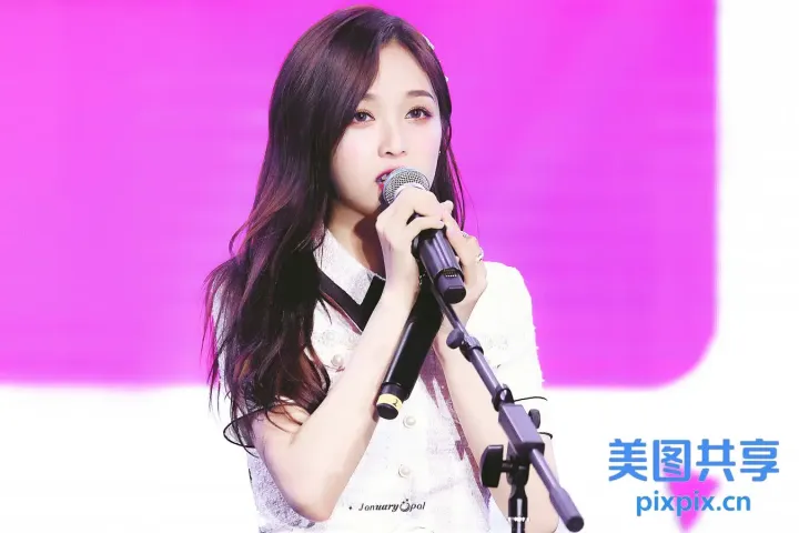 长发拿着话筒唱歌的阿拉夫女孩