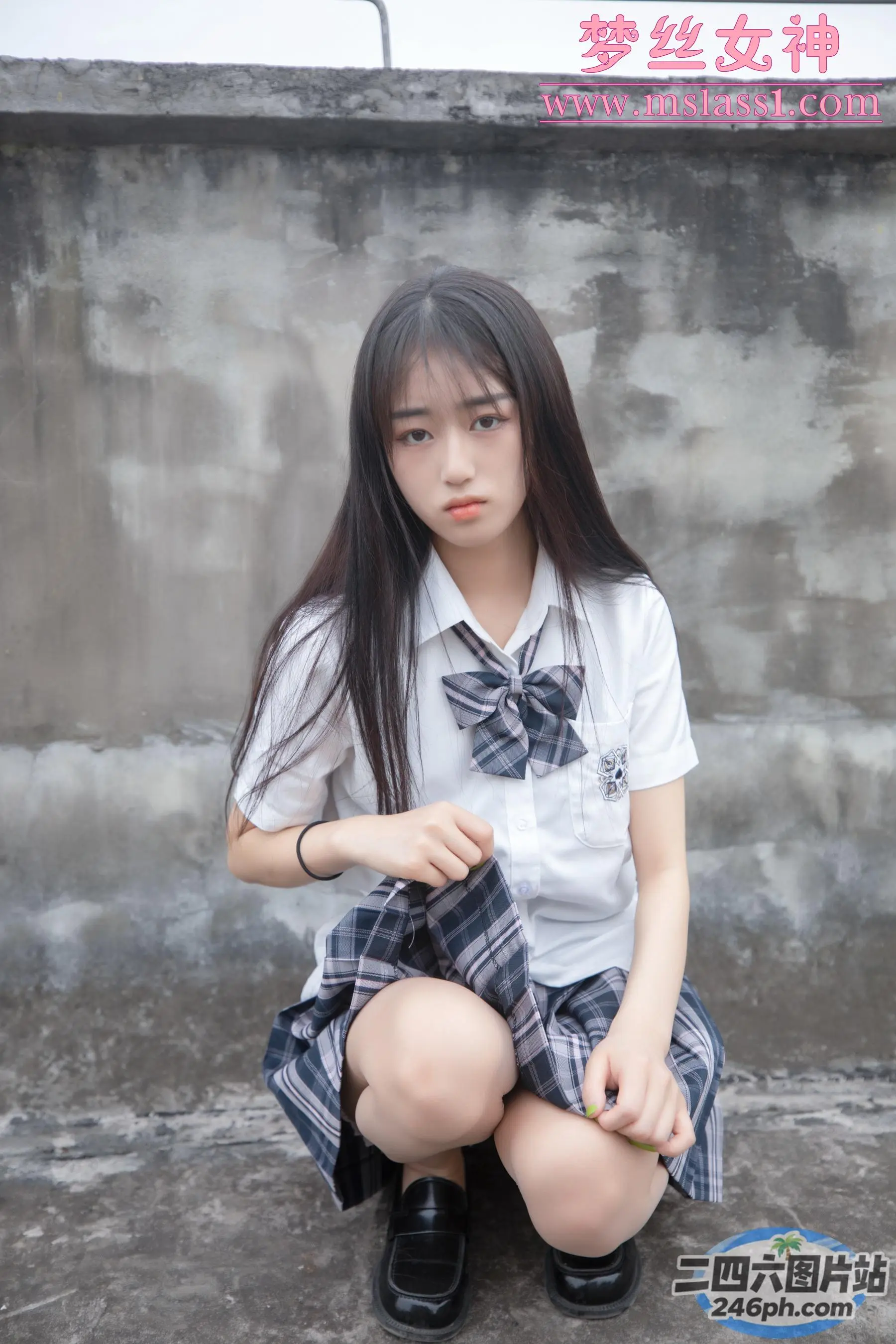 穿着校服的 arafed 亚洲女孩蹲下