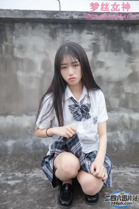 穿着校服的 arafed 亚洲女孩蹲下