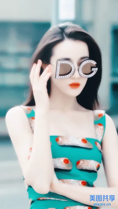 一个穿着裙子和墨镜的女人的特写