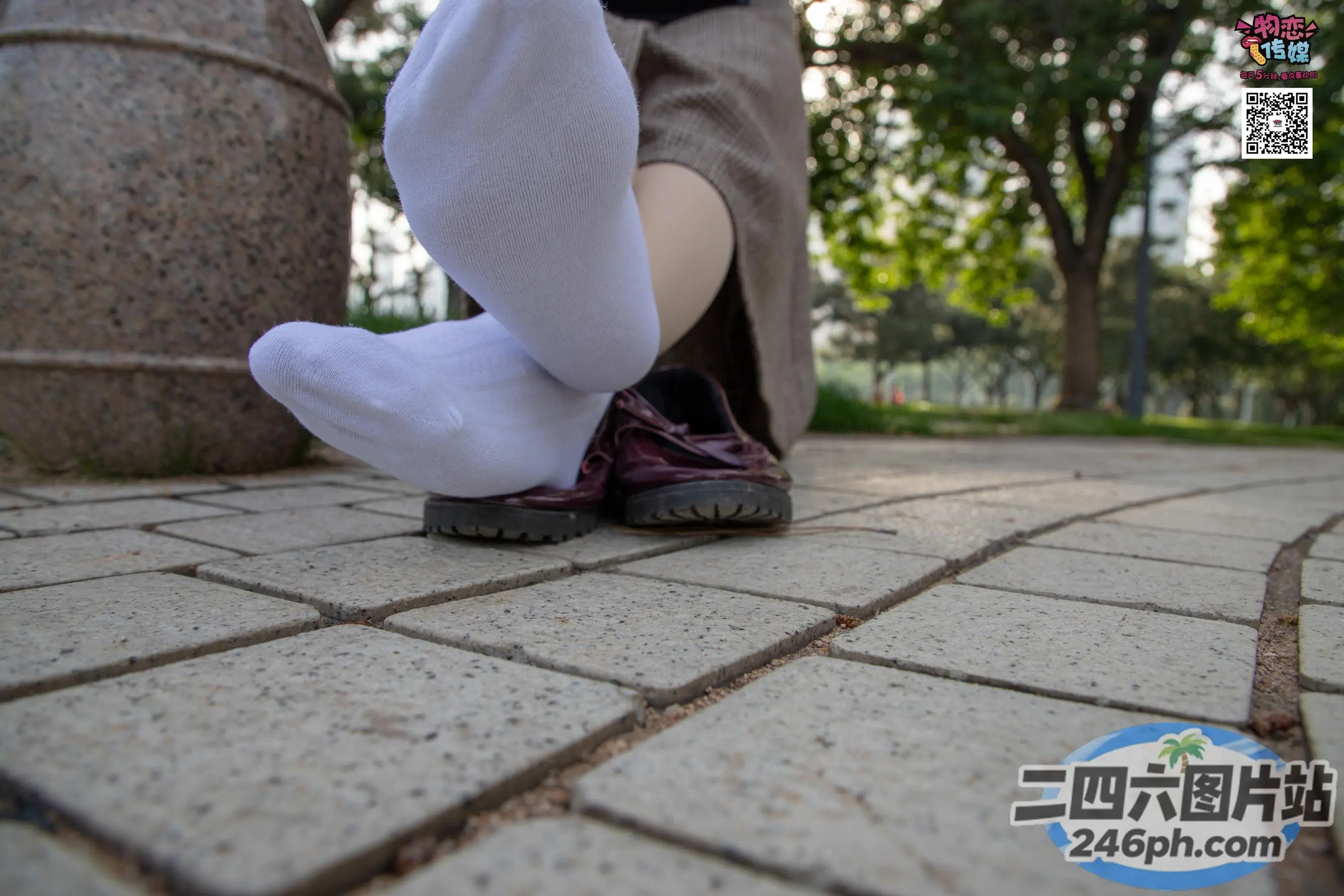 在人行道上行走的人身上出现 Araffed 腿和袜子