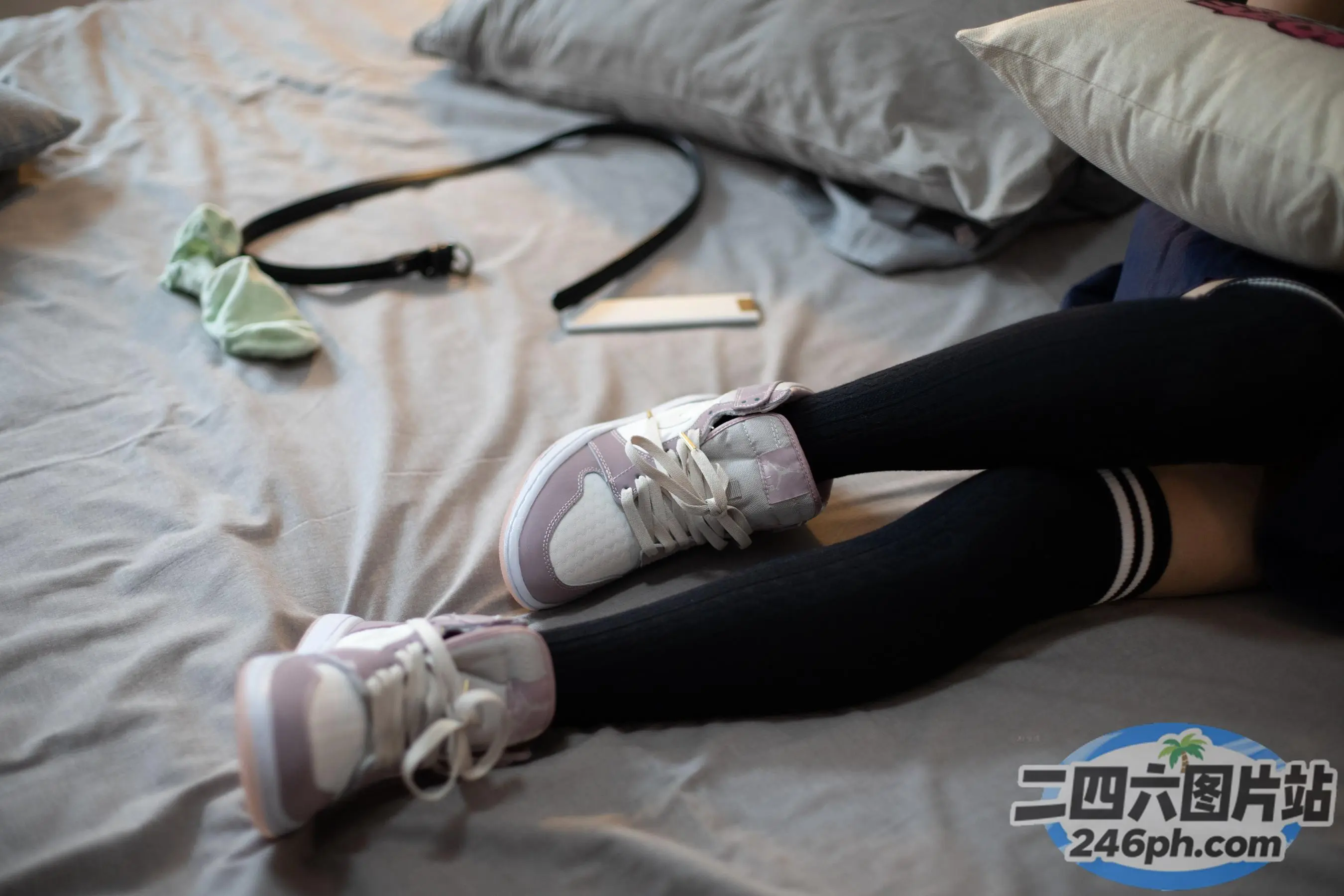 躺在床上，双脚抬起的 Araffed 女人