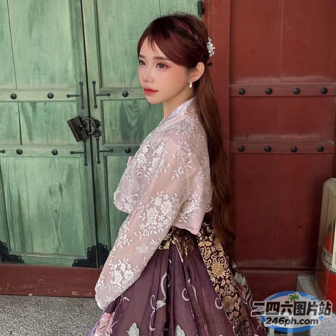 站在门前的身着传统服饰的阿拉菲女子