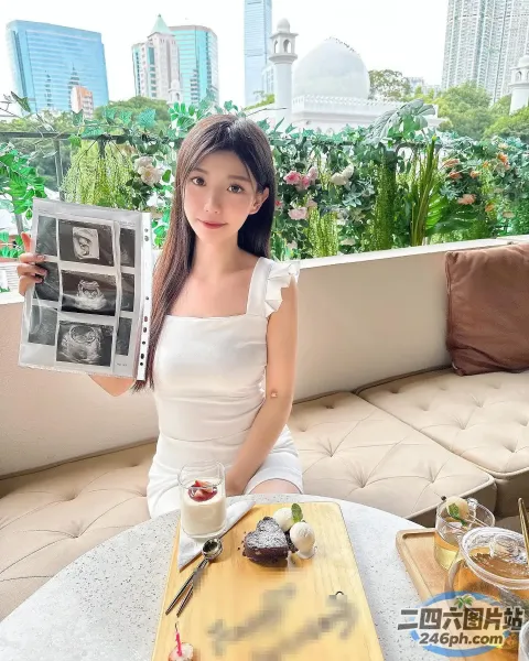 坐在沙发上的阿拉夫德女人，手里拿着一本杂志和一盘食物