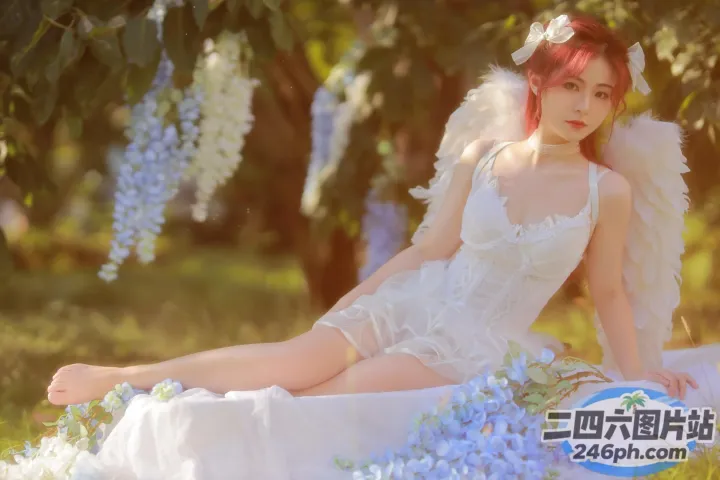 草地上坐着一个女人