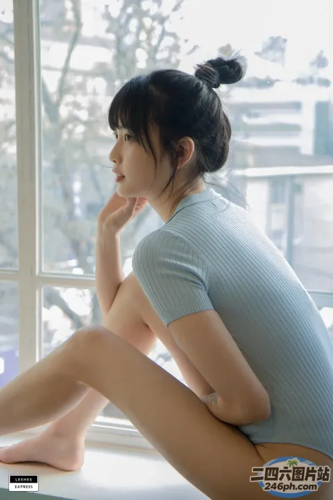 坐在窗台上望向窗外的 arafed 亚洲妇女