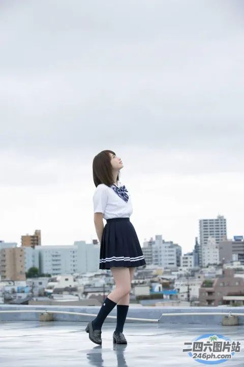 一个穿着水手服的女人站在屋顶上的阿拉夫德图像