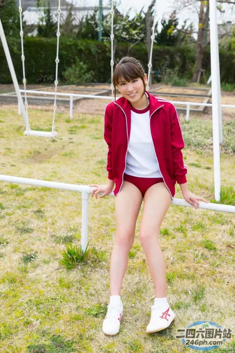 一名身穿红色夹克和白色衬衫的女子在秋千上摆姿势