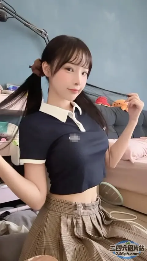 床上坐着一个女人，手里拿着一块披萨