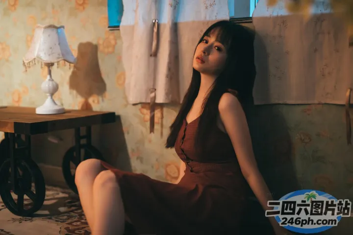 房间里的地板上坐着一个女人