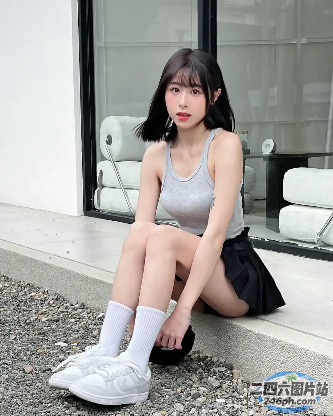 阿拉伯裔亚洲妇女双腿交叉坐在地上
